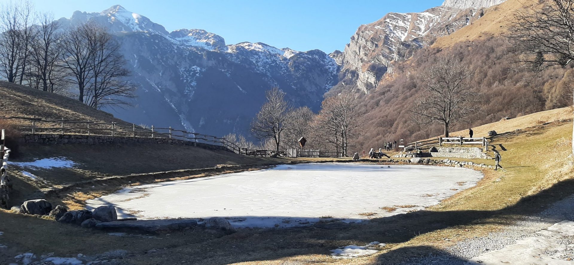 Il lago è ancora abbastanza ghiacciato