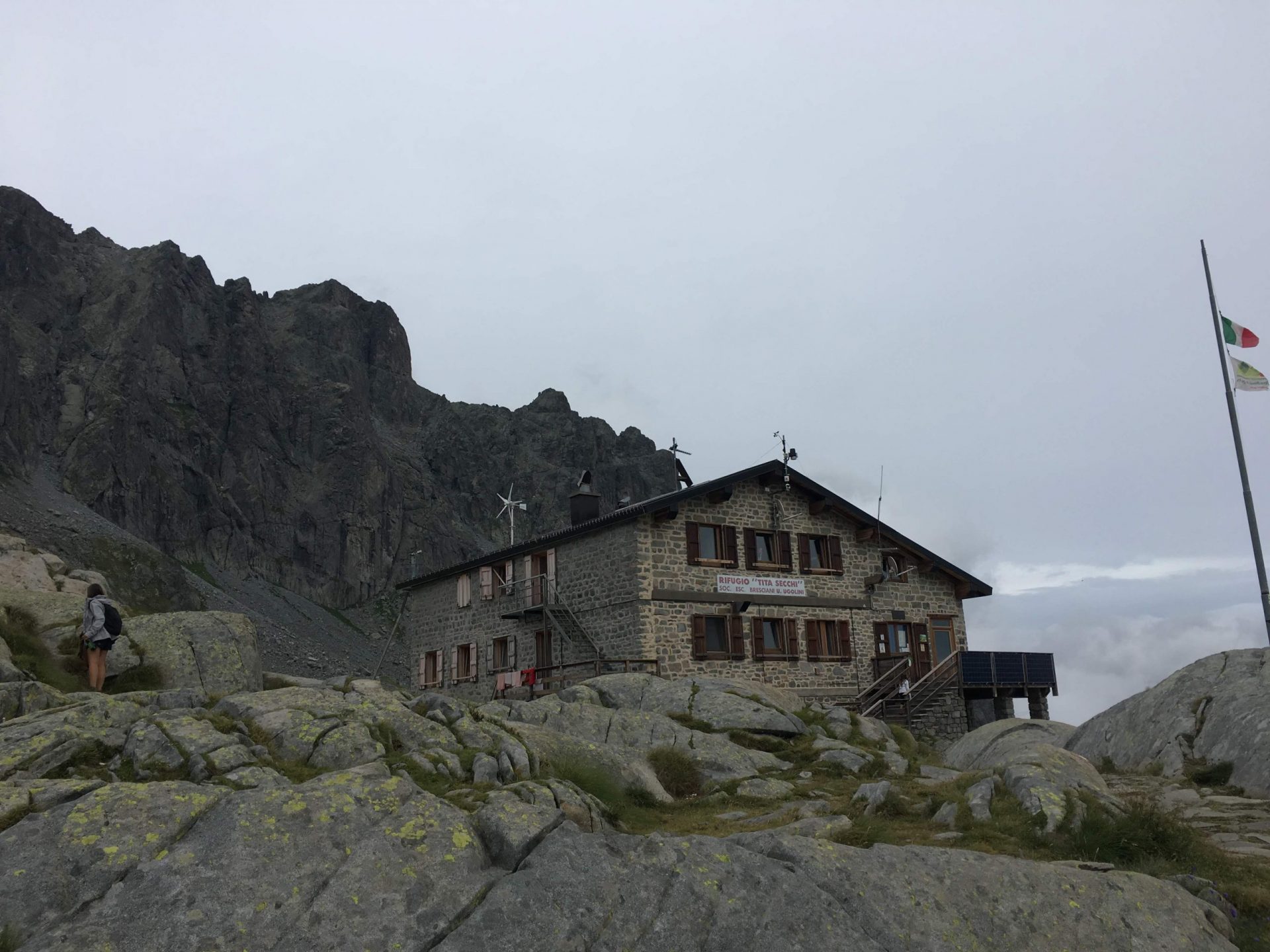 Il Rifugio Tita Secchi e alle spalle il Cornone di Blumone