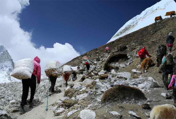 Sherpa sull'Himalaya