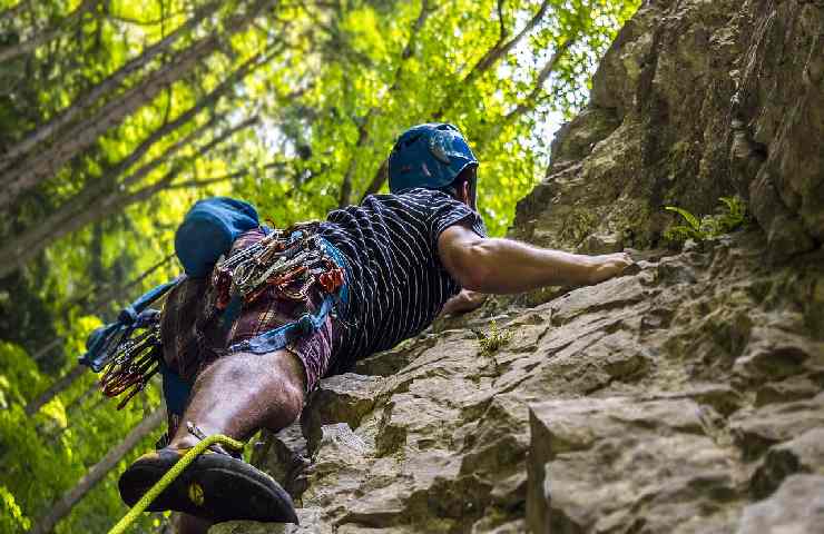 Un uomo intento ad arrampicarsi