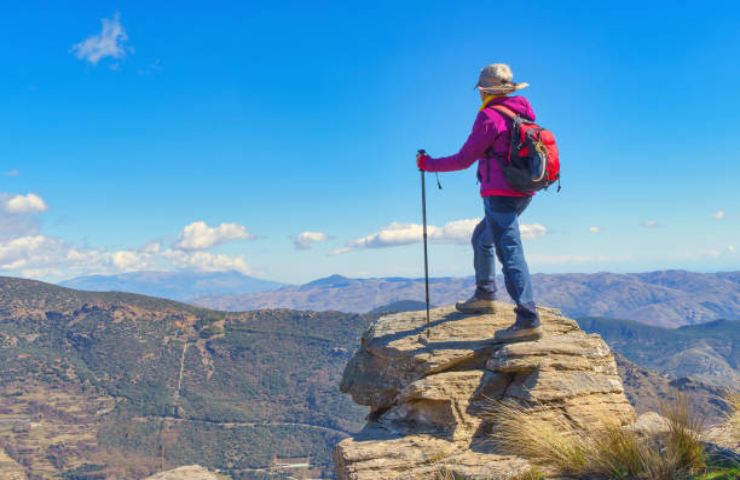 Alpinista in cima a una montagna