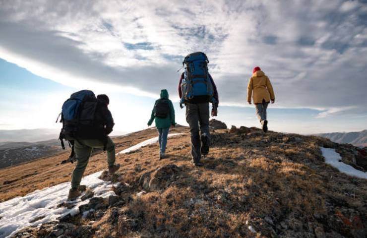 Persone intente a fare trekking