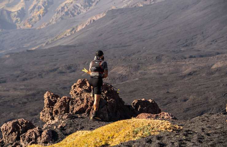 Un atleta in montagna