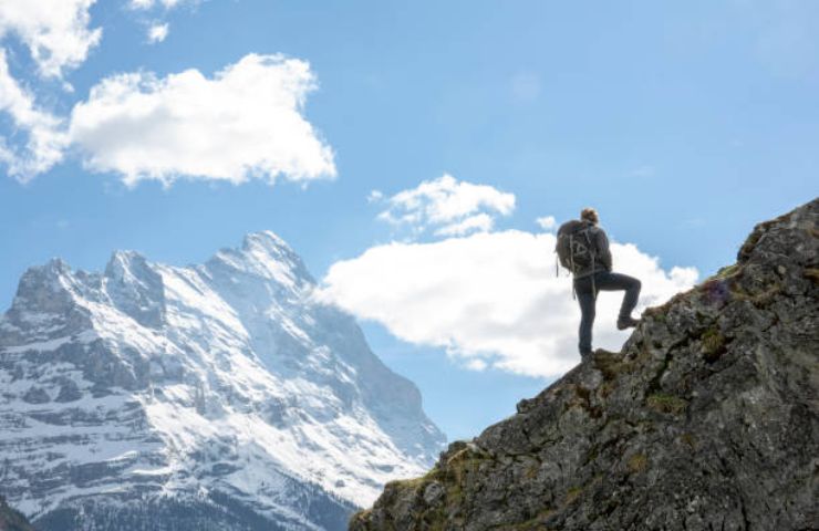 Alpinista che guarda l'Eiger