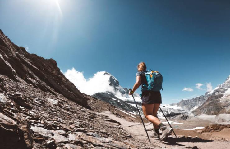 Alpinista su un sentiero del Cervino