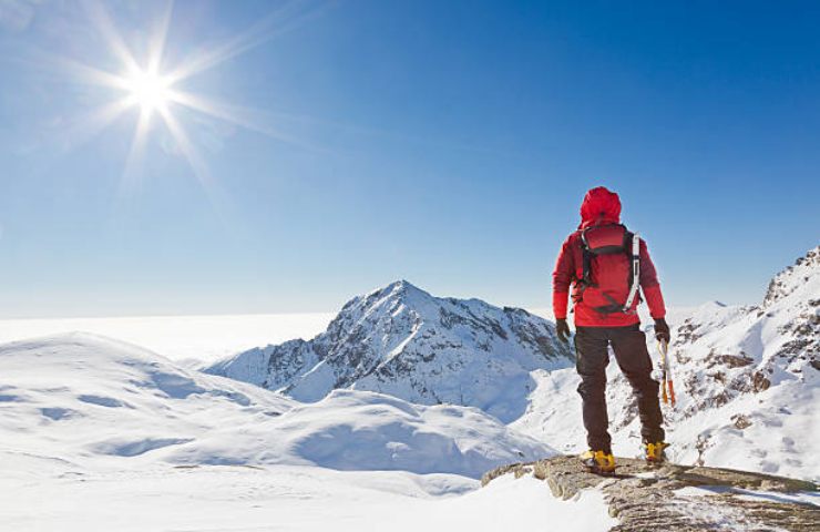 Alpinista su una montagna