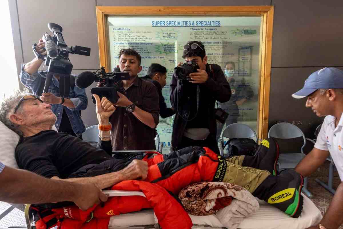 Carlos Soria incidente montagna nepal alpinista 84 anni record