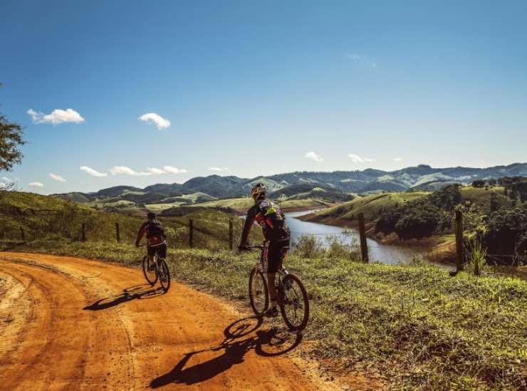 e-bike in montagna, la nuova moda crea turismo, di cosa si tratta 