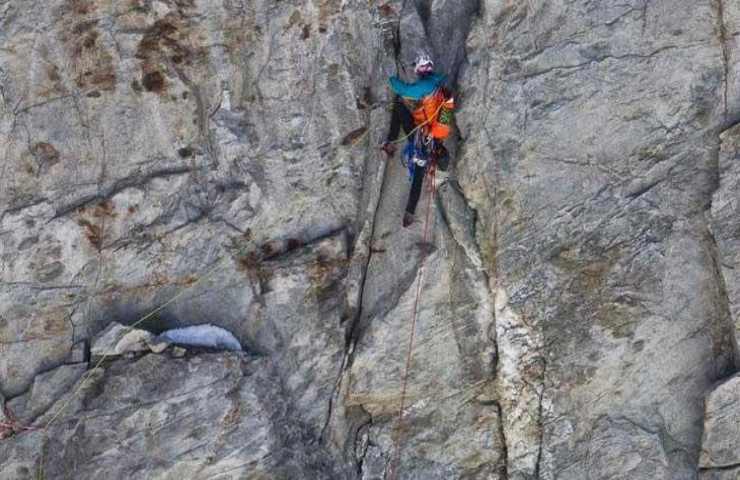 Hervé Barmasse mentre scala una montagna