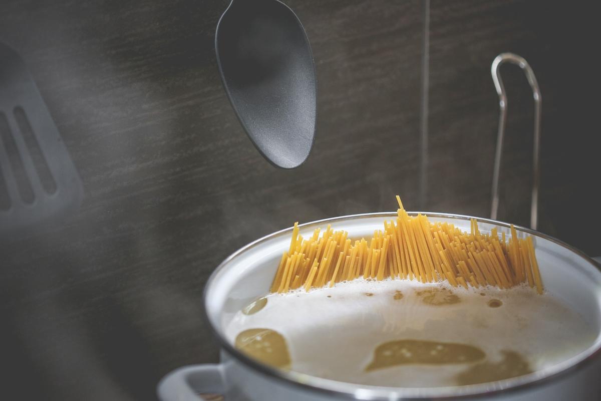 L'acqua di cottura della pasta ha molti utilizzi inaspettati