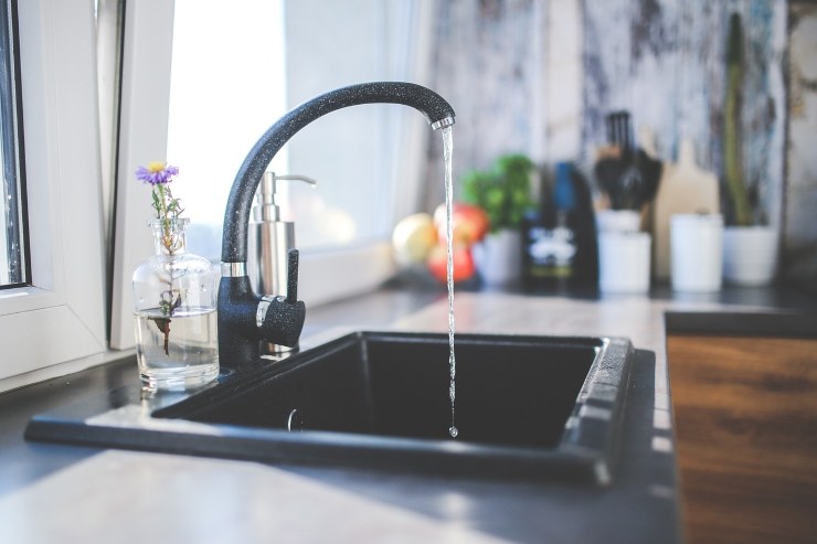 Bere l'acqua del rubinetto offre numerosi vantaggi