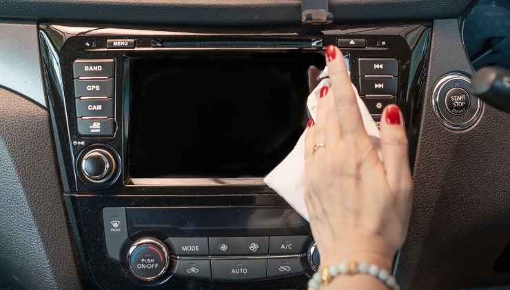 pulire schermo touch auto