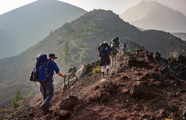 Gente che fa trekking in montagna