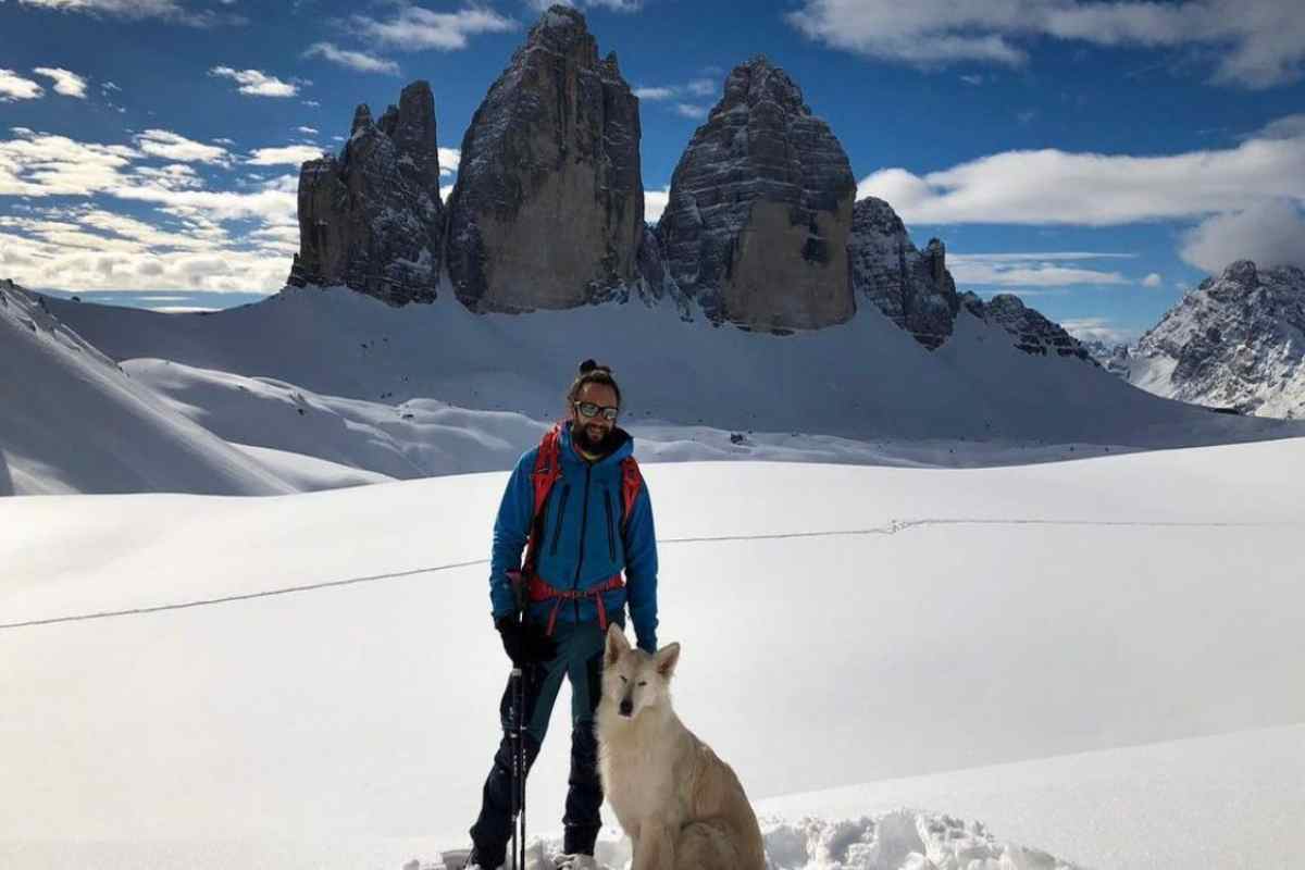 Gabriel Tschurtschenthaler con il suo cane sulle Dolomiti
