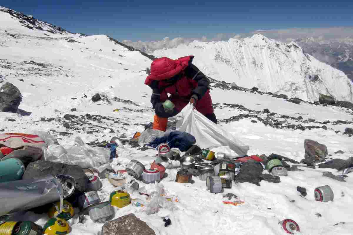 Alpinista che raccoglie i rifiuti sul monte Everest