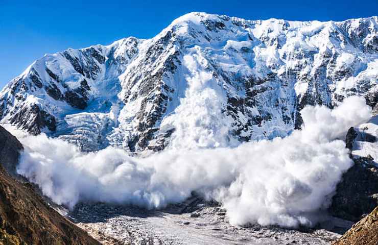 Valanga su un monte del Caucaso