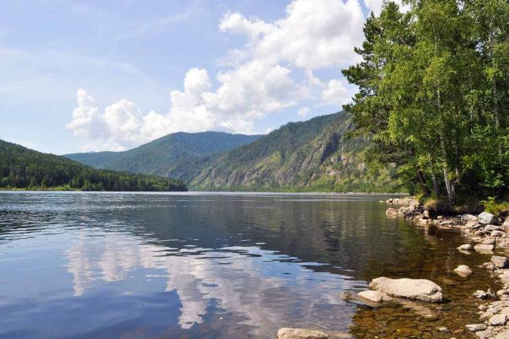 Pericoli da ricordare mentre ci si immerge in un lago o fiume