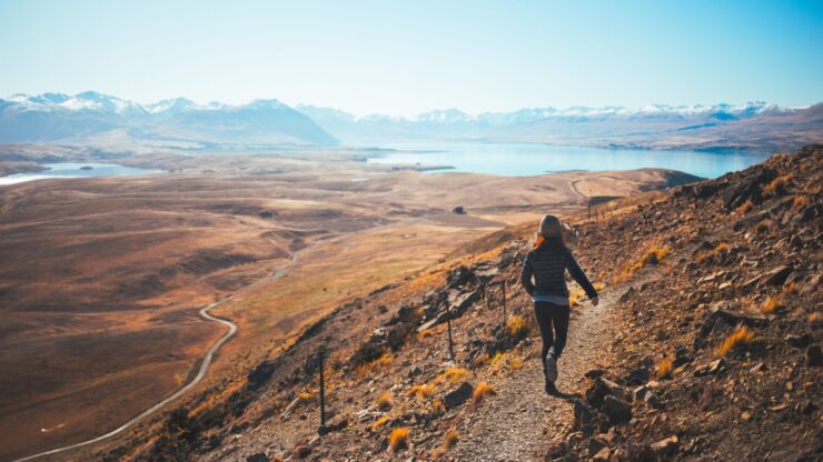 Donna che passeggia in montagna