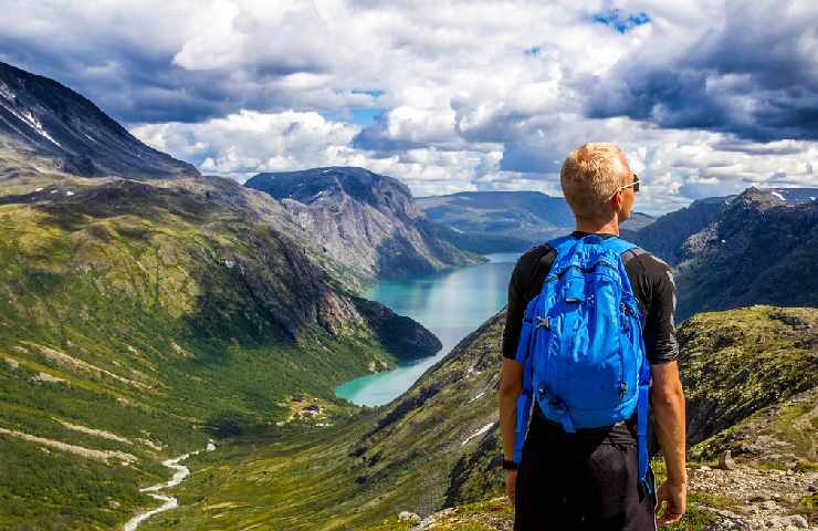 Ragazzo in montagna