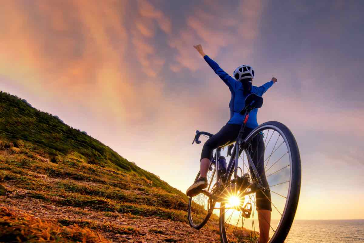 Ciclista risale la montagna con la bici