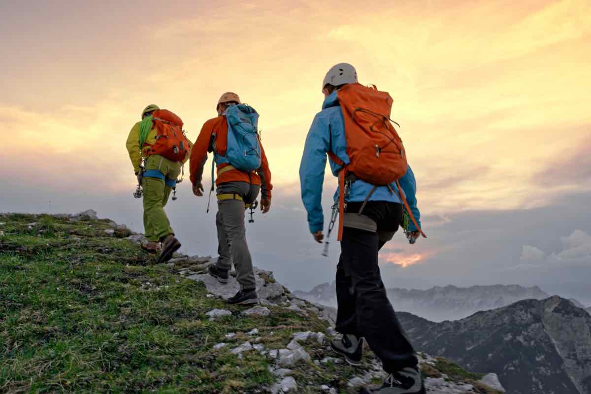 Uomini impegnati in una passeggiata in montagna