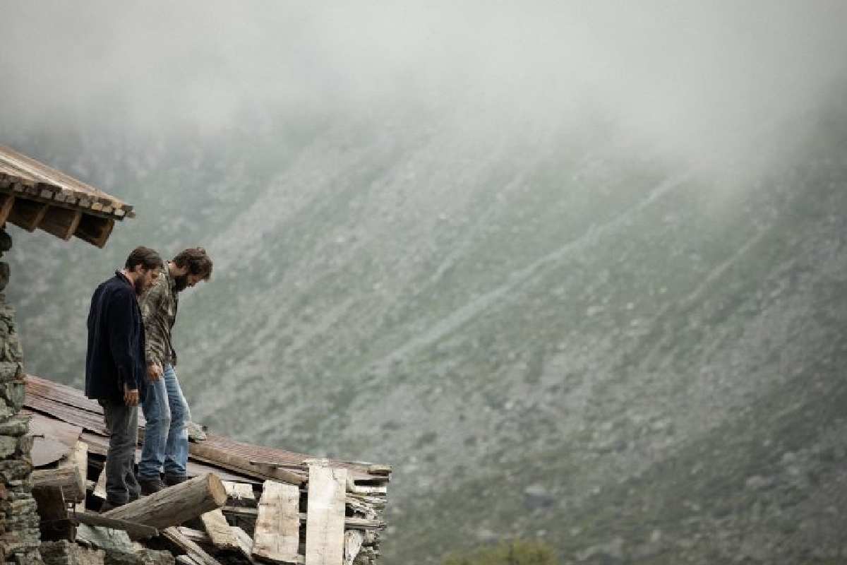 Borghi e Marinelli a sinistra che guardanoin basso con le montagne come sfondo