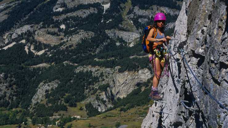 Escursionista su ferrata