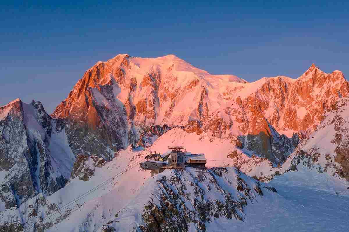 La vetta del Monte bianco innevata riscaldata dal sole in un tramonto quasi rosa