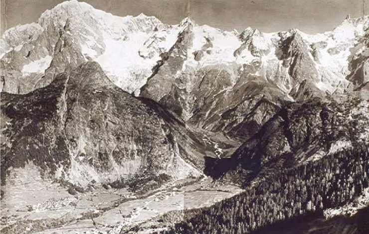 Fotografia in bianco e nero quasi seppia del Monte Bianco di qualche centinaia di anni fa