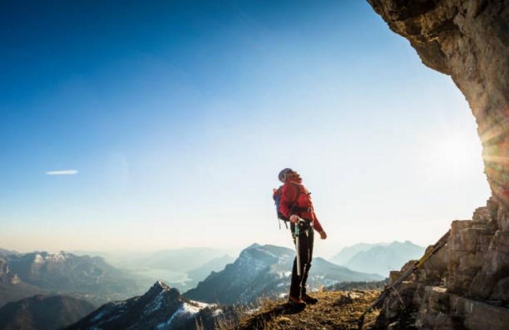 Alpinista su una montagna