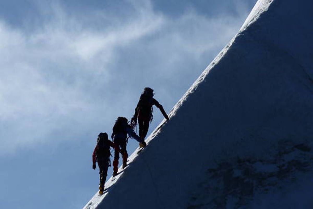 Cordata di alpinisti