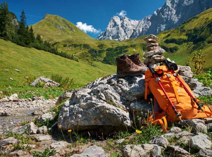 Attrezzatura da escursione con sfondo le montagne