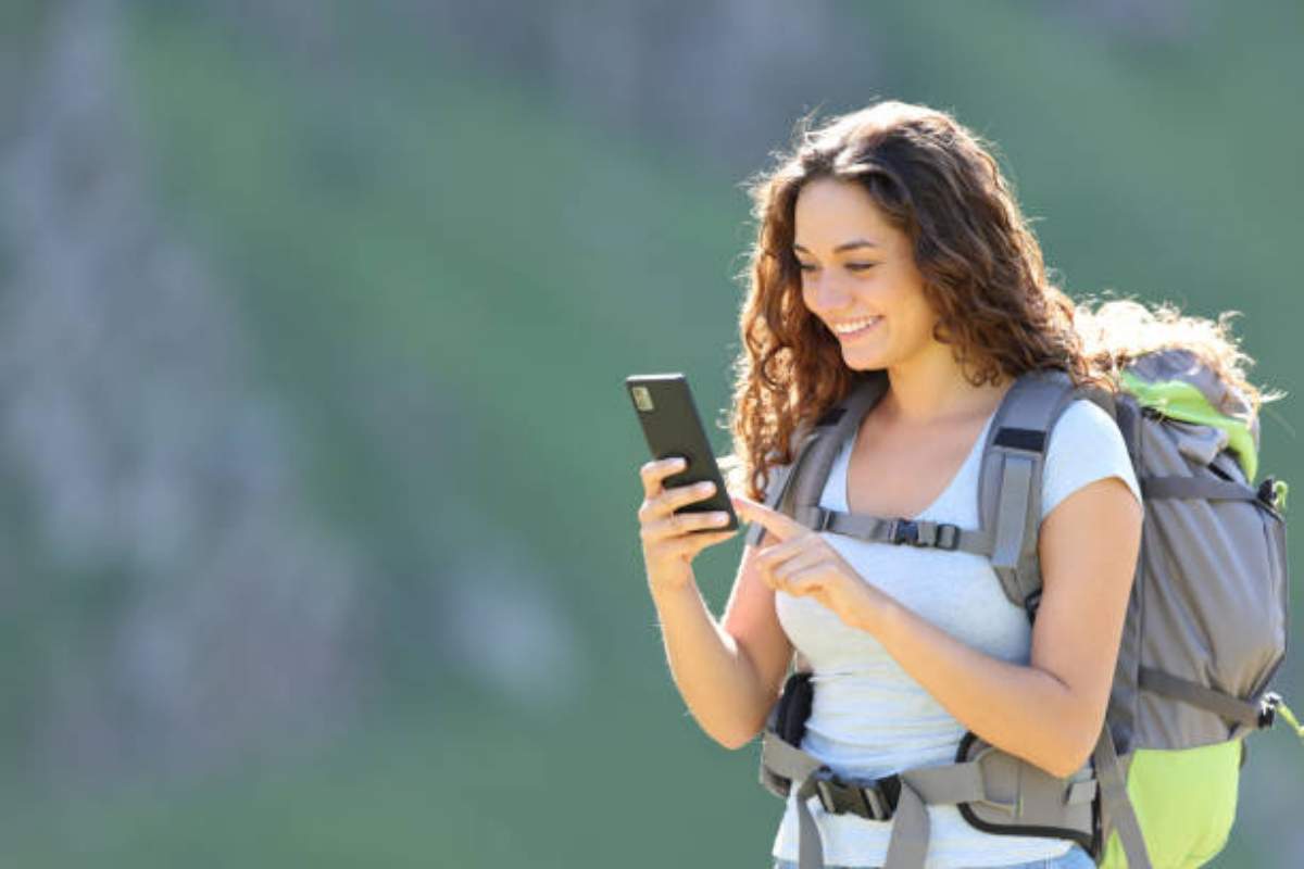 Escursionista con un dispositivo GPS