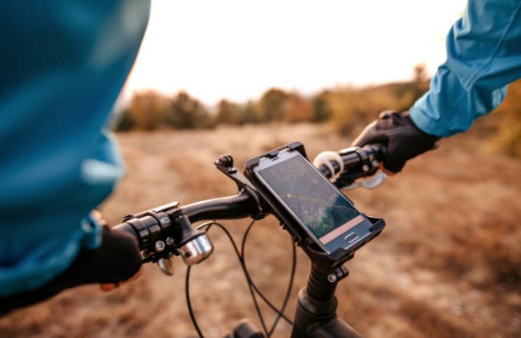 Escursionista in bicicletta con il GPS
