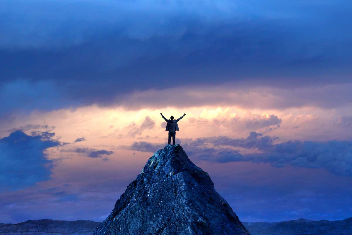 Un uomo in cima ad una montagna