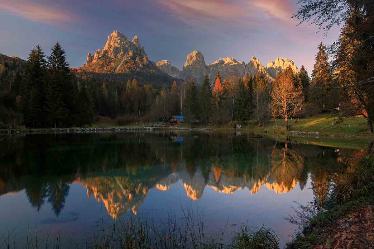 Le montagne che si specchiano in un lago di montagna