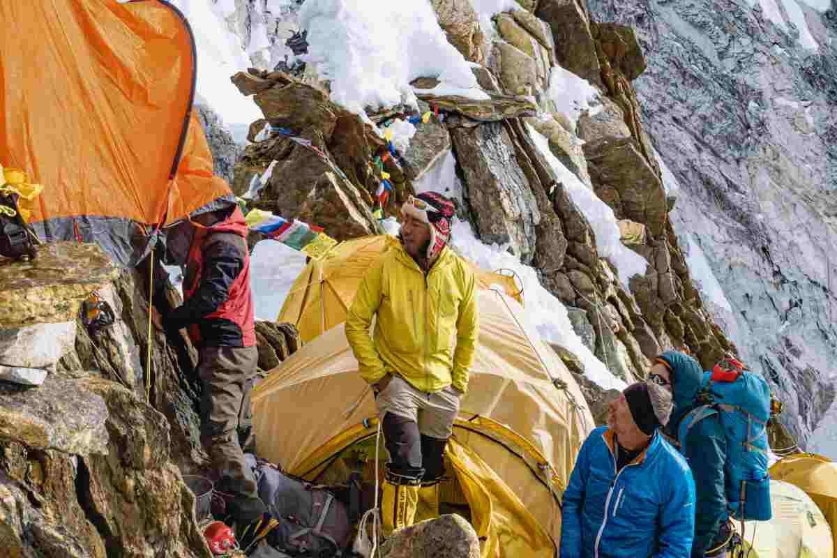 Alpinisti in montagna in alta quota