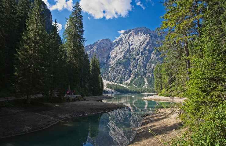 Un fiume attraversa delle montagne ad alta quota con un cielo nuvoloso