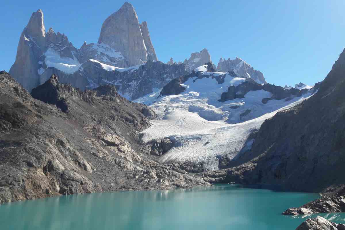 Vista di un ghiacciaio tra le montagna