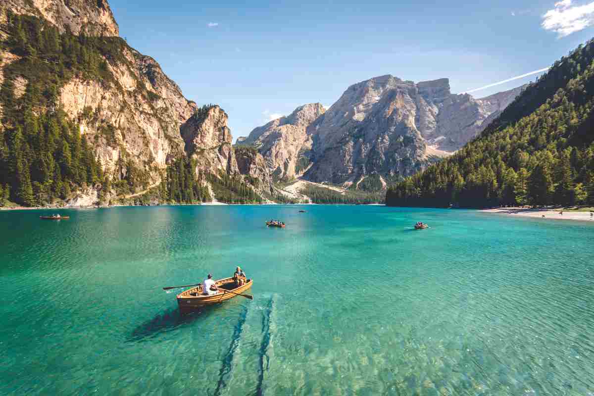 Lago di montagna con barche