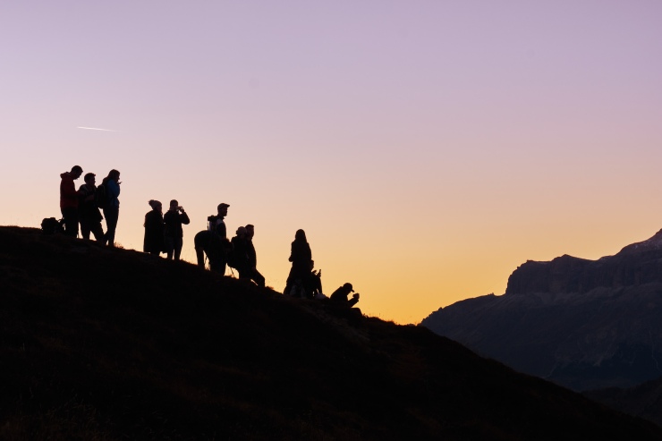 Persone in montagna al tramonto