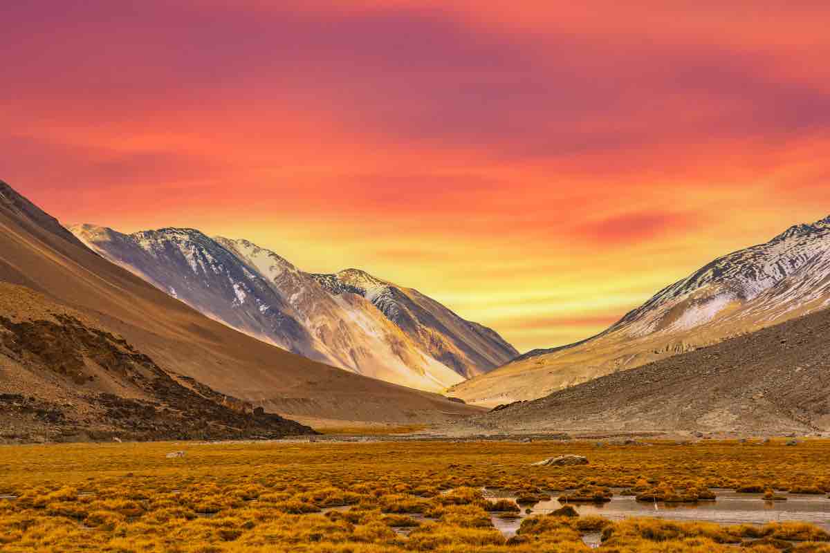 paesaggio delle montagne diLadakh, India al tramonto