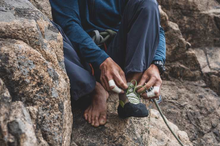 Climber indossa scarpe da arrampicata