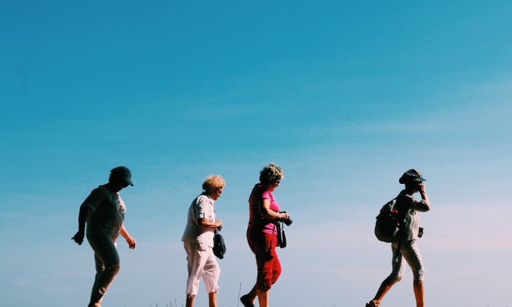 Donne che camminano in montagna