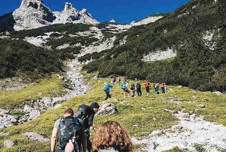 Un gruppo di persone intente a fare trekking in montagna