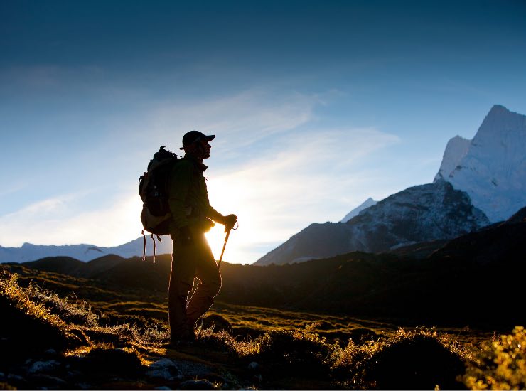 Un uomo durante il tramonto in montagna