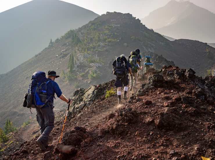 Un gruppo di persone in montagna