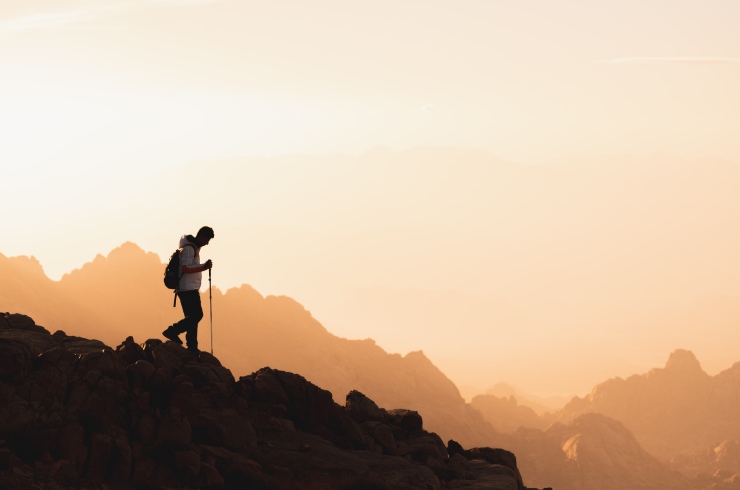 escursionista con bastoncini da trekking