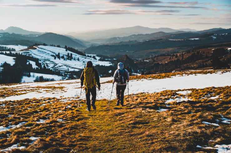 escursionisti con bastoncini da trekking