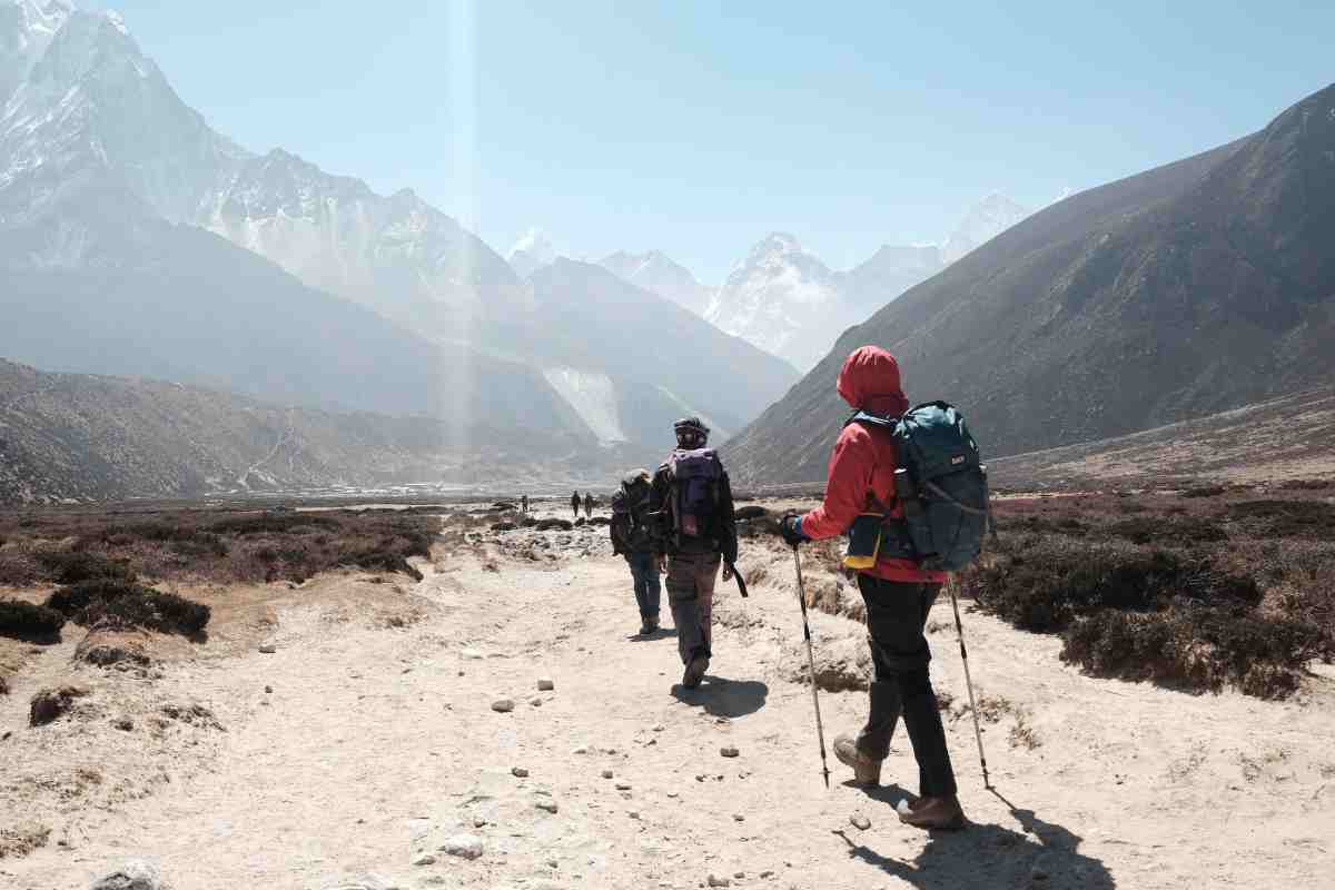 escursionisti con bastoncini da trekking